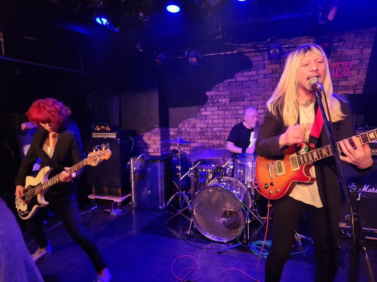 foolchangxx's tweet photo. モンキービジネス with NASS RAMONE
最高のテンションでめちゃくちゃイケイケなステージング、振り絞るような歌詞、やっぱカッコいいな https://t.co/9QFwCvEcQu