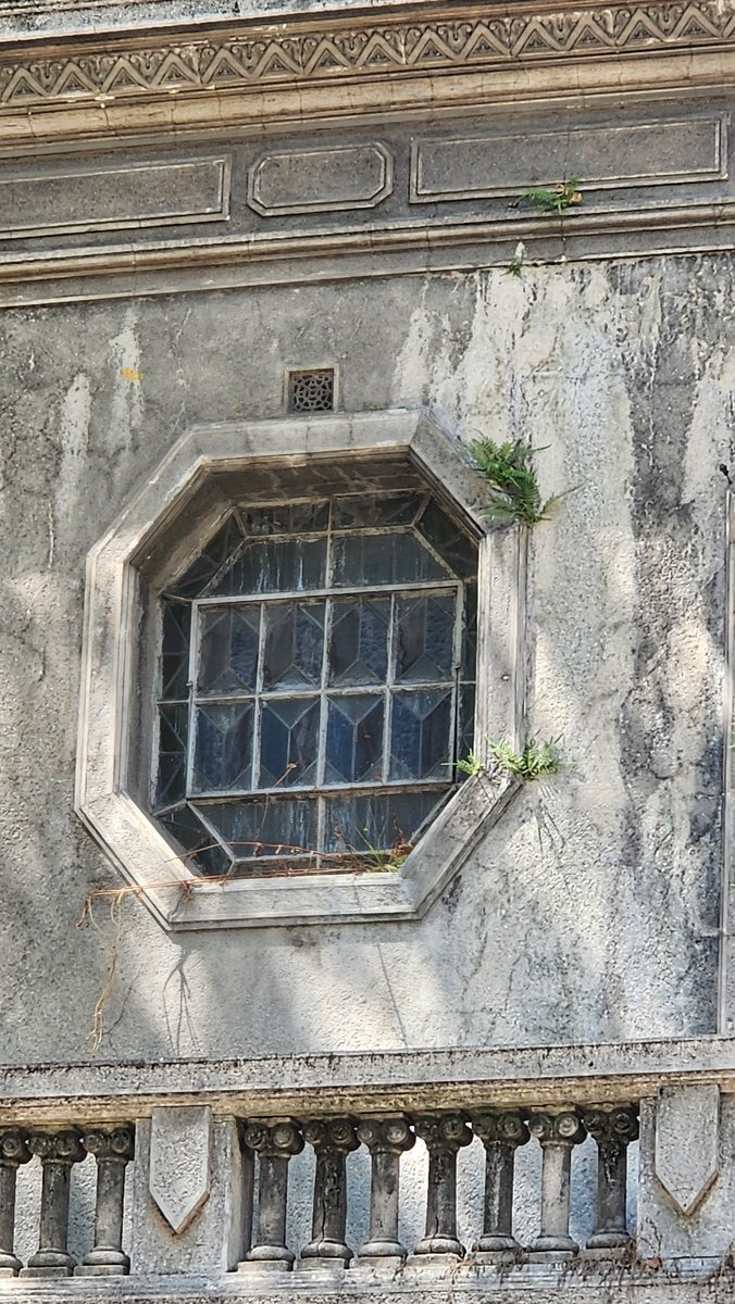 El primo de Macri dice que vivimos en la ciudad más linda del mundo (la más olorosa, probablememte), pero cada día es un poco menos linda. Esta casa de estilo, con vitraux y molduras, se va a transformar en un edificio de departamentos. #parendedemoler.