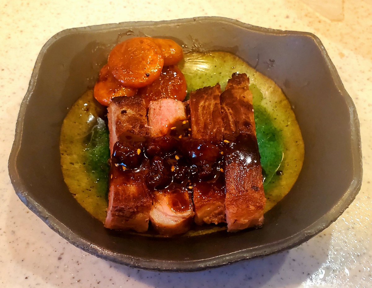 夕方焼いて食べたわさび醤油ステーキとにんじんグラッセと丼にして食べた方がうまいと思って肉をご飯に雑にのせたやつ🥩🥕 