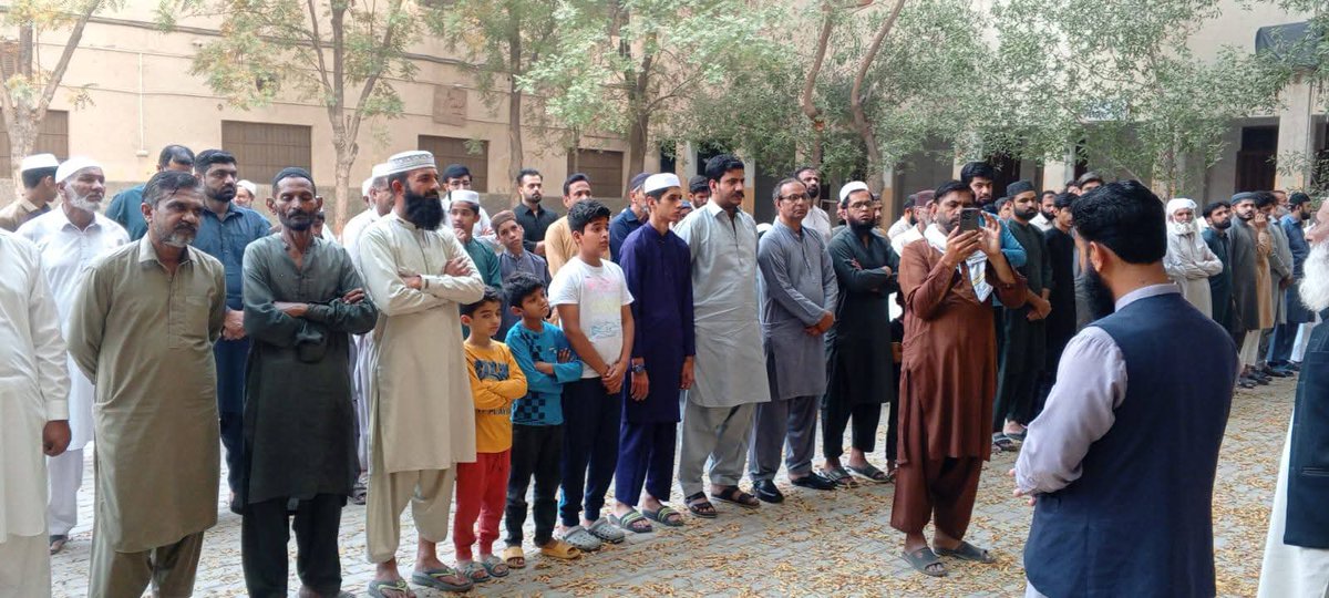 امیر جماعت اسلامی پاکستان حافظ نعیم الرحمن کی اپیل پر ملک بھر کی طرح صادق آباد جماعت اسلامی کے زیر اہتمام شہید آیت اللہ خامنائی کی غائبانہ نماز جنازہ اقراء سکول گراؤنڈ میں ادا کر دی گئی۔
نماز جنازہ جناب اصغر علی باجوہ امیر تحصیل نے پڑھائی 
#آیت_اللہ_خامنہ_ای_شہید
#iran