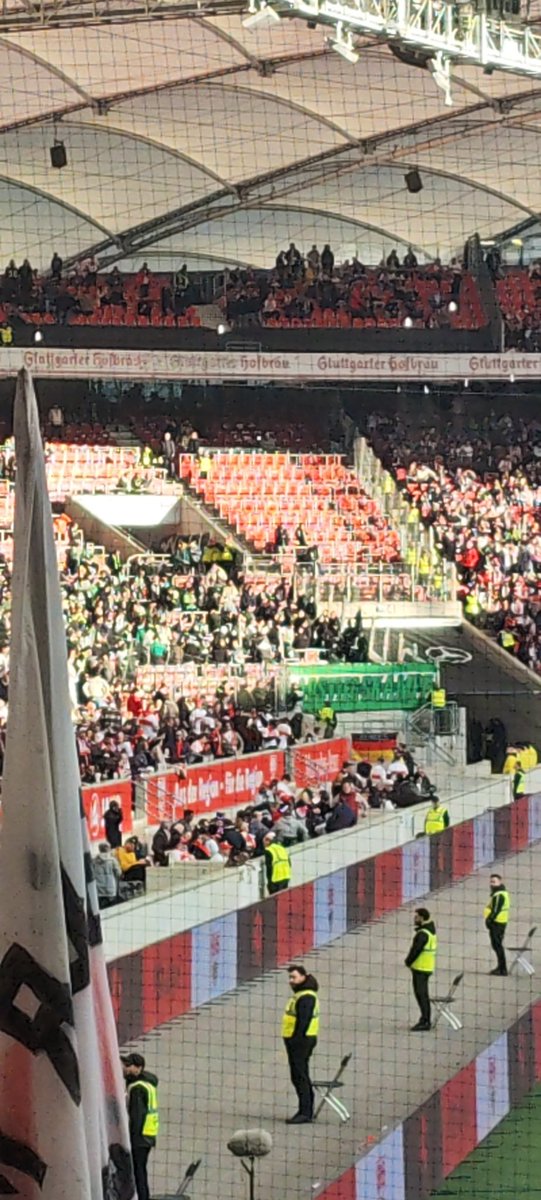 daniel_scherr's tweet photo. Da packen sie zusammen alle 50 Mann aus dem VW Werk.. wer weiß vielleicht müssen die pünktlich zur Nachtschicht nach Hause. 
Und so ein irrelevanter Club blockiert einen Startplatz in der Bundesliga. #50Plus1 konsequent umsetzen. 

Niemand braucht den VfL Wolfsburg https://t.co/OIq5gKY2b3