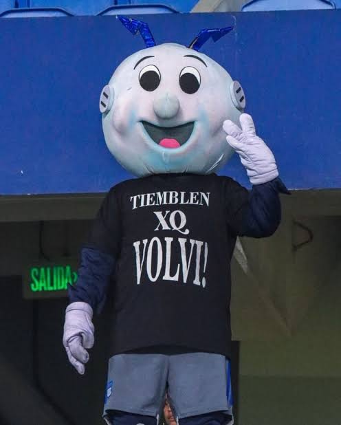 La gente de Emelec está desconectada de la realidad 

Los pocos jugadores que estaban al principio no hicieron pretemporada porque no había para la comida y la hidratación 

Y el resto de extranjeros llegaron hace menos de dos semanas 

Paciencia muchachos, denle tiempo al profe.