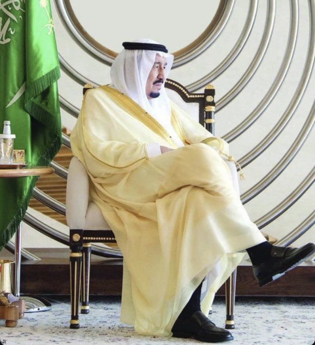 قد سمعنا بـ شيخٍ تزبن الناس بيته
ماسمعنا بـ شيخٍ تزبن الناس جوّه🇸🇦