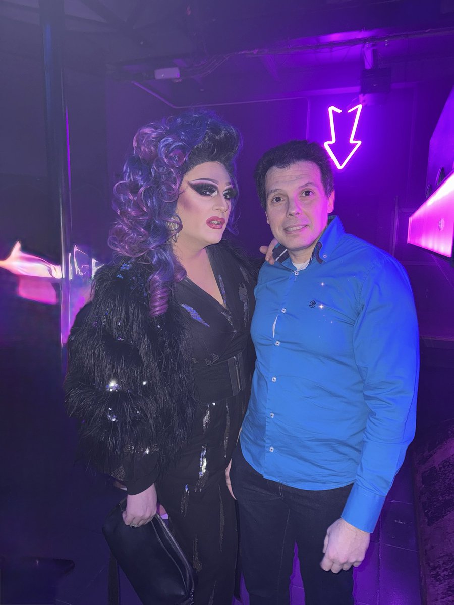 OldschoolMolins's tweet photo. 📸 Con la cantante drag queen @Miss_Mars_7 en la fiesta homenaje a la legendaria discoteca Chic Molins de Rei ayer sábado en @Bediscoteca de Molins de Rei (Barcelona). 🎤💃💯
#MissMars #ChicMolinsdeRei #DragQueen #Cantante #BeDisco https://t.co/QLdbvVbjDA