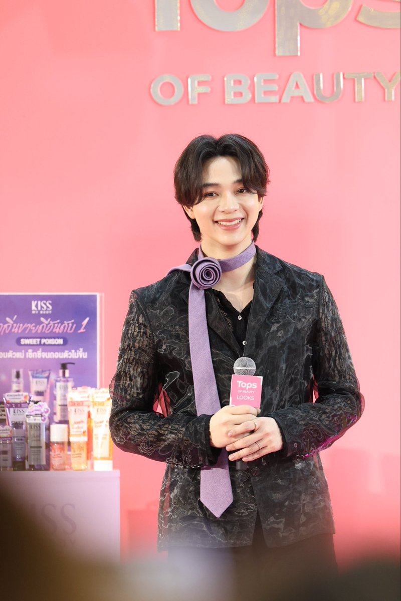 ชอบความ unisex ของบาสมาก คือเป็นคนที่ใส่แฟชั่นแนวนี้ได้แบบมั่นใจ แล้วออร่ามาก sexy นิดๆแต่น่าค้นหา นี่อยากเห็นลูกค้าชุดแนว unisex เข้านังมากอ่ะ คงสนุกน่าดูเลย

BBAS TOPS OF BEAUTY

#KissMyBodyWithBas 
#ตัวหอมจนน่าคิสไปกับบาสหัสณัฐ #KissMyBodyxBasxTops