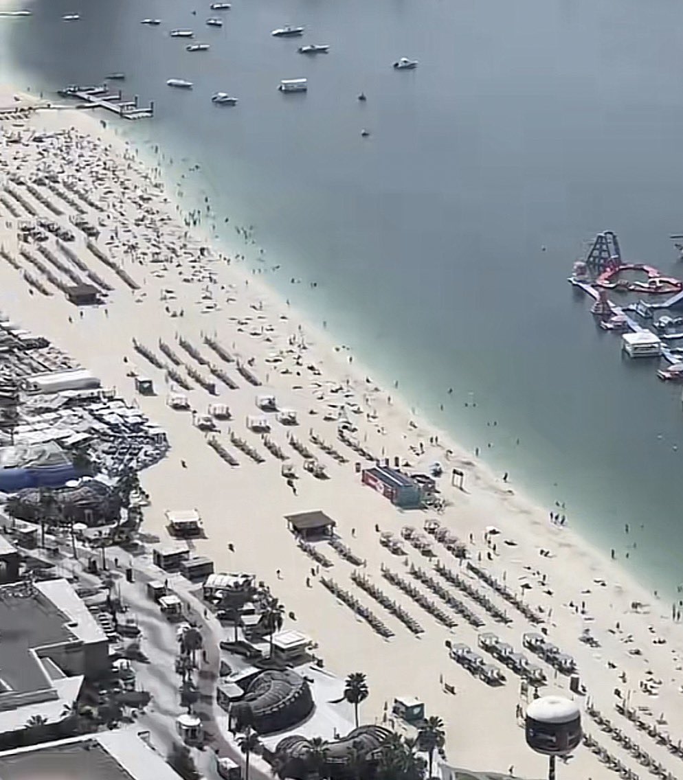 NEW 🚨 Despite the Middle East is at war the beaches of #Dubai are packed with tourists