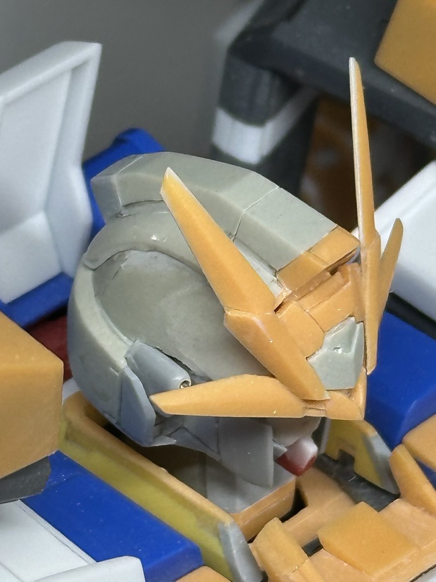 膝の工作も終わったから今日からディテールアップ
バルカン埋め込みの穴開けたり、トサカ周り彫ったり

まずは画稿見ながら首周りまで進めましょ