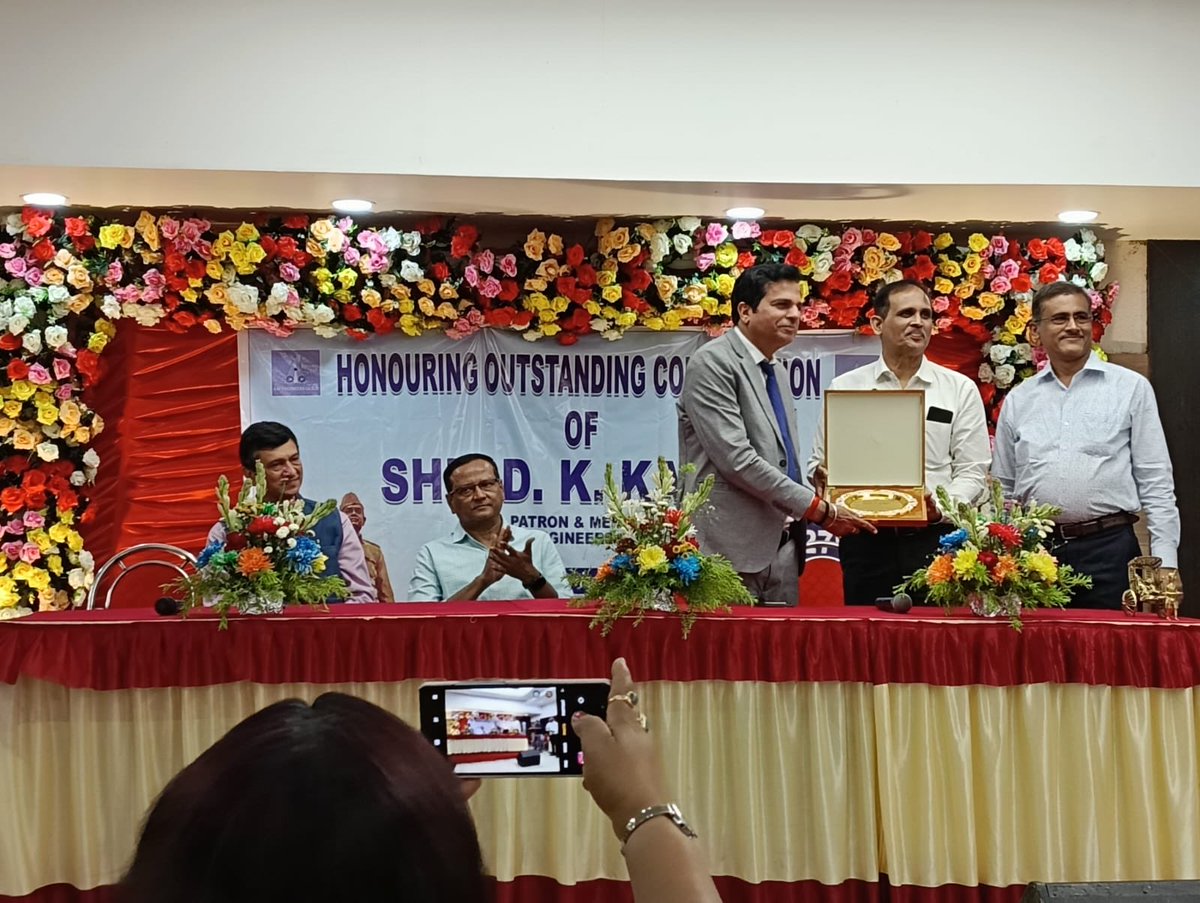 AaiGuild's tweet photo. Honouring outstanding contribution of Shri D K Kamra Sir at Kolkata. Thank you Sir for your kind appearance at Kolkata.⁦@AAI_Official⁩ https://t.co/kkdObFMbq6