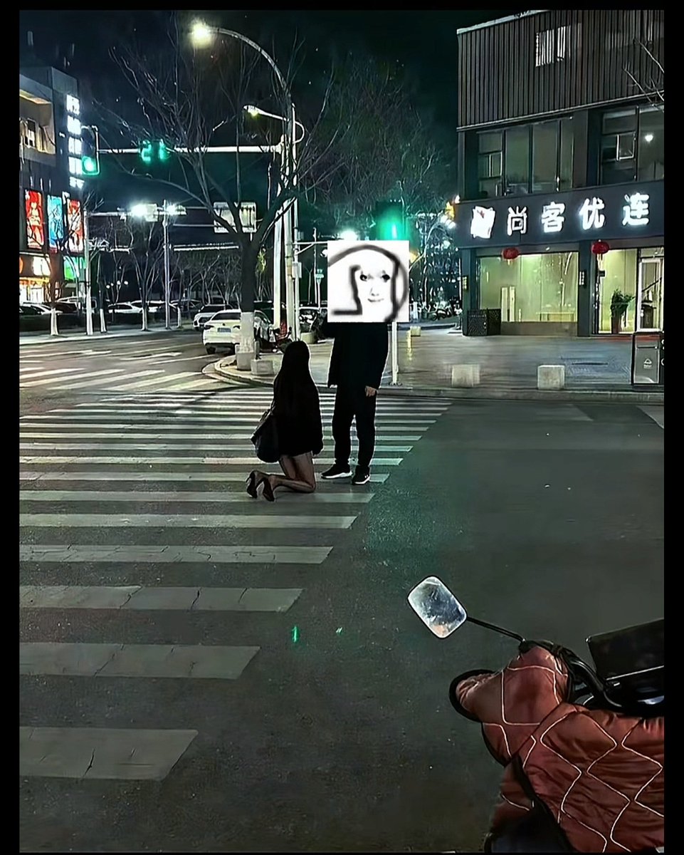 LIGHTSEEKER1984's tweet photo. 女人一般是无理还要争三分，女人能跪下就是偷情被抓到现行了
国女真是sb，一样都不知道，就在那“卧槽”“赶紧录像”“发到网上”，想帮女的出头，把男的批判和网暴一番
一群GirlsHelpGirls病毒入脑，歪屁股的烂裤裆
国女这群亚洲马桶能寻欢作乐，但不一定能找到好的下家接盘，尤其是现在国男觉醒，经济下行 https://t.co/QFAMFMuxkt