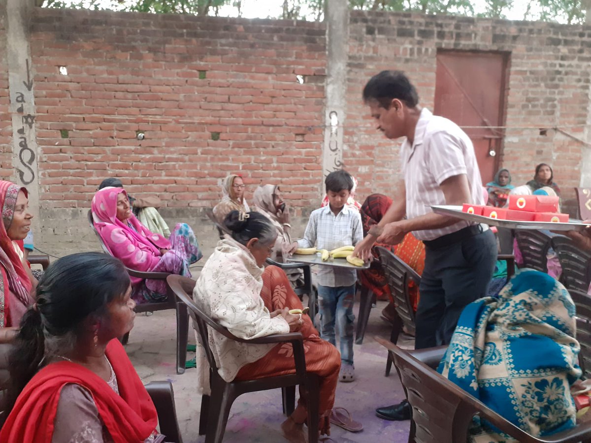 divyasevaa's tweet photo. 🚩 सेवा परमो धर्म: अपनों के संग, होली के रंग 🚩
​"मातृ पितृ सदन" वृद्ध आश्रम (सफेदाबाद, बाराबंकी) में दिव्य सेवा का एक सुखद अनुभव
​आज की सुबह मेरे लिए केवल एक त्यौहार की शुरुआत नहीं थी, बल्कि उन अपनों के साथ खुशियाँ बांटने का अवसर था, जिन्हें समाज अक्सर मुख्यधारा से भूल जाता है। आज दिव्य सेवा फाउंडेशन की ओर से सफेदाबाद स्थित 'मातृ पितृ सदन' वृद्ध आश्रम में सम्मानित बुजुर्गों के साथ होली का पावन पर्व मनाया गया।
​✨ उत्सव की झलकियाँ और भावुक अनुभव
​भजन और कीर्तन: कार्यक्रम की शुरुआत एक मधुर भजन के साथ हुई। जब उन बुजुर्गों ने तालियाँ बजाकर मेरा साथ दिया, तो वह दृश्य परम आनंद की अनुभूति कराने वाला था। उनकी आंखों की चमक और चेहरे की झुर्रियों में छिपी मुस्कान ने मन को शांति से भर दिया।
​सप्रेम भेंट: आश्रम के लगभग 120 बुजुर्गों और 20 कार्यालय सहायकों को गुजिया का डिब्बा, फल (केला) और ₹50 की नकद राशि सप्रेम भेंट की गई।
​एक अनूठी जरूरत: अक्सर हम सोचते हैं कि आश्रम में भोजन और कपड़े मिल रहे हैं तो सब ठीक है, लेकिन जब भी मैं यहाँ आता हूँ, बुजुर्ग कोने में ले जाकर धीरे से पैसे की इच्छा जाहिर करते हैं। उनके पास अपना कुछ भी खरीदने के लिए (जैसे छोटी-मोटी पसंद की चीज़) नकद राशि नहीं होती। आज उनकी इस 'आत्मनिर्भरता' की छोटी सी खुशी का ध्यान रखकर मुझे असीम संतोष मिला।
​🤝 अपनों को मिला सहारा
​मुझे इस बात का विशेष संतोष है कि इसी आश्रम में मेरे द्वारा रेस्क्यू की गई कई माताएँ सुरक्षित हैं। हाल ही में एक महीने के भीतर अमीर बानो और नूरजहां जैसी माताओं को यहाँ आश्रय दिलाकर उनके जीवन में स्थिरता लाने का प्रयास किया गया है। आज जब उन्होंने भजन के शब्दों की मांग की, तो लगा कि सेवा सही दिशा में है।
​मेरा संकल्प: "होली हो या दिवाली, मेरा त्यौहार तो इन बुजुर्गों के चरणों में ही है। जब वे खुश होते हैं, तो ईश्वर स्वयं मुस्कुराते हैं।"
​🙏 मेरा विनम्र निवेदन
​जीवन में यदि कभी अवसर मिले, तो इन बुजुर्गों के पास बैठें, उनकी बातें सुनें। उन्हें वस्तु से ज्यादा आपके समय और सम्मान की आवश्यकता है।
​किसी भी वास्तविक और सच्ची सेवा के लिए सदैव तत्पर:
​👤 दीपक महाजन