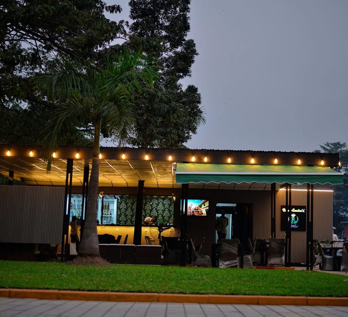 Neo_News243's tweet photo. 🔴 INFO / Royal Garden — un jeune entrepreneur dénonce une mise à l’écart et des pressions présumées comme proche du Chef de L'État.

À la Gombe, derrière les lumières du Lounge Bar Royal Garden, une bataille judiciaire oppose aujourd’hui des associés. Yves Houssain #Makela Tutonda, co-propriétaire de l’établissement situé sur la Place Royale, affirme se battre pour faire reconnaître ses droits dans un dossier qui, selon lui, aurait dû se régler en interne.

Revenu de la diaspora avec l’ambition d’investir au pays, il dit avoir injecté plus de 20 000 dollars américains en mars 2024, aux côtés de partenaires afin de lancer le projet. En échange, il détenait 22 % des parts de l’entreprise.

Mais entre 2024 et juin 2025, l’entrepreneur assure avoir découvert d’importantes irrégularités : dépenses qu’il juge excessives, décisions financières prises sans concertation et salaires qualifiés d’« exorbitants » que certains associés se seraient attribués sans son aval.

Les chiffres avancés sont conséquents : près d’un million de dollars de chiffre d’affaires et environ 3 milliards de francs congolais de dividendes générés en 17 mois. Pourtant, selon ses déclarations, il n’aurait perçu que 8 000 dollars, alors qu’il estime sa quote-part avant impôt à près de 200 000 dollars.

Depuis qu’il a réclamé un audit et la régularisation de sa situation, Yves Houssain Makela Tutonda affirme avoir été progressivement écarté des décisions et subir des menaces présumées. Il soutient également que certains de ses partenaires se présenteraient comme proches du Chef de l’État.

L’affaire est désormais entre les mains de la justice. Des allégations de pressions extérieures sur certains magistrats circulent, alimentant les tensions autour de ce dossier sensible.