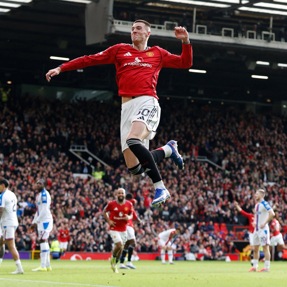 And now <a href="/ManUtd/">Manchester United</a> take the lead! 📈

Bruno Fernandes sends a quality cross into the box, and Benjamin Sesko leaps highest to head in!