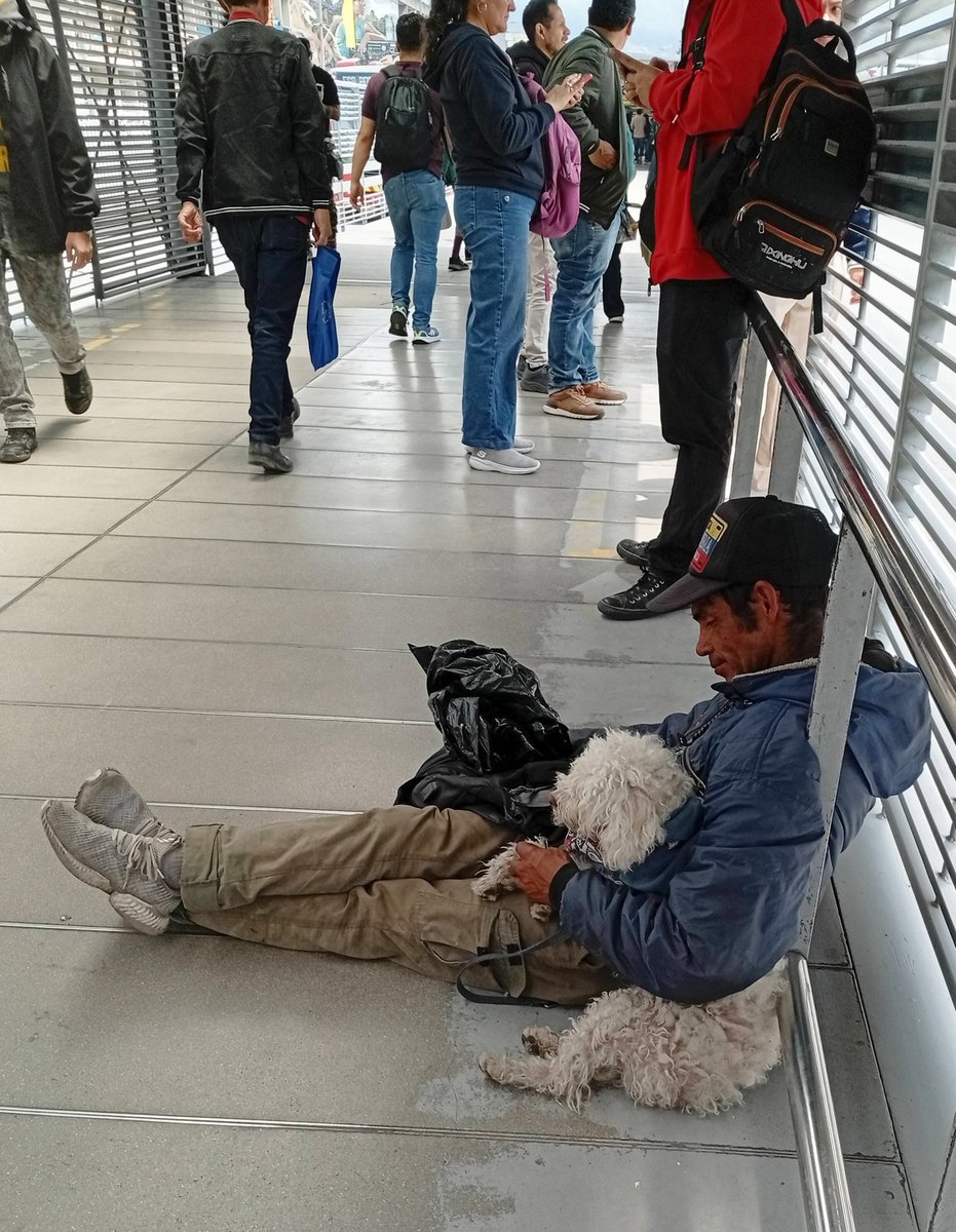 "Sucedió  hoy en la estación Ricaurte de Transmilenio. 
<a href="/PoliciaBogota/">Policía Metropolitana de Bogotá</a> 

Este sujeto estaba  con un perrito french poodle. Se notaba bien trabado y me arrimé a darle comidita al  perrito, pero el animalito andaba en las mismas. El perrito no abría los ojitos, no recibió nada.