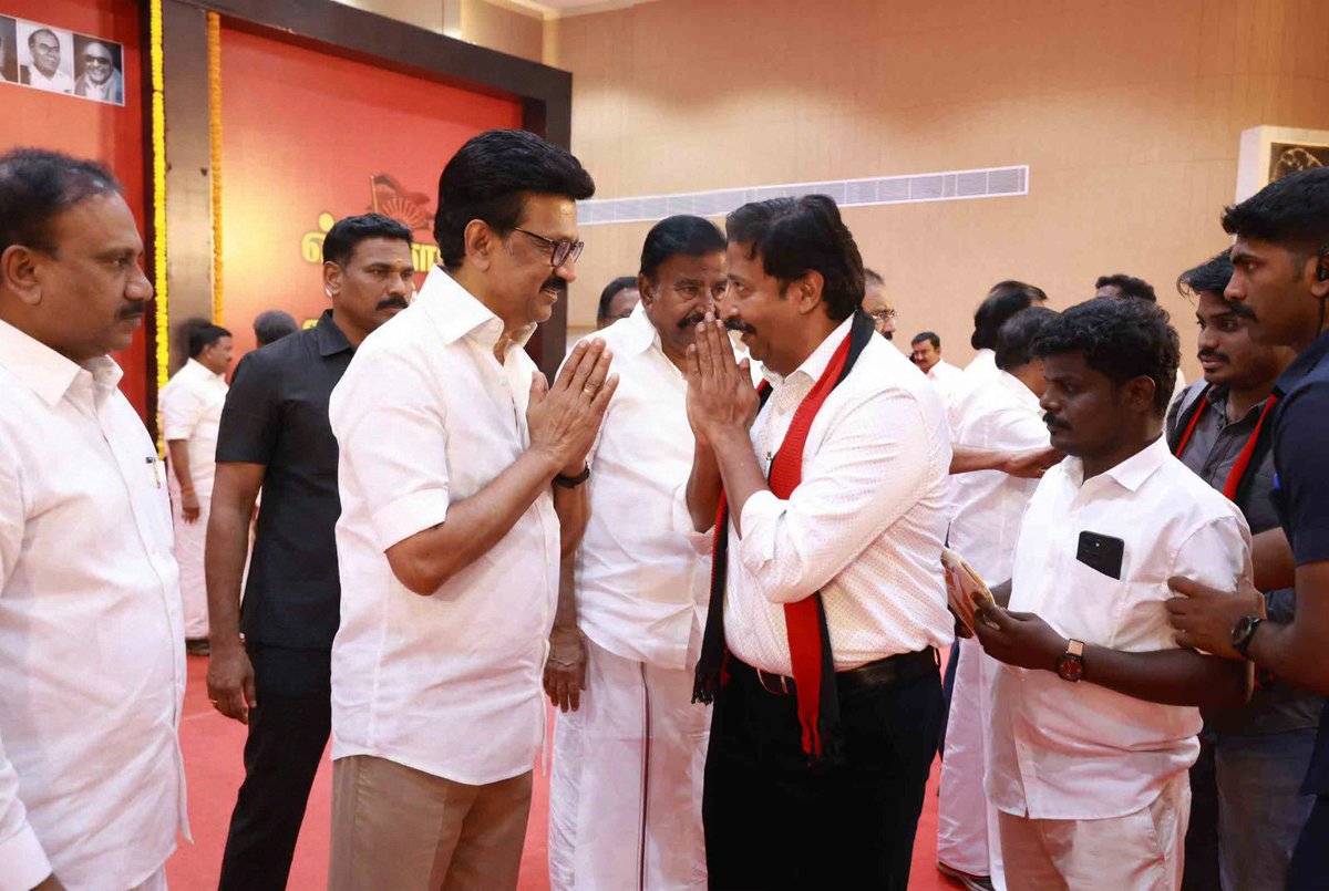 AladiEzhilvanan's tweet photo. இன்று 73ஆவது பிறந்தநாள் விழா காணும் தி.மு.க தலைவர்,  தமிழ்நாட்டு முதல்வர் திரு.மு.க.ஸ்டாலின் அவர்களை வாழ்த்தி மகிழ்ந்தேன்.

சென்னை அண்ணா அறிவாலயத்தில் தொண்டர்களோடு தொண்டராய், திராவிட மாடல் ஆட்சி நாயகரை போற்றி, வாழ்த்தி மகிழ்கிறேன். 
@CMOTamilnadu @mkstalin 

ஆலடி எழில்வாணன் https://t.co/N37TtvdmT9