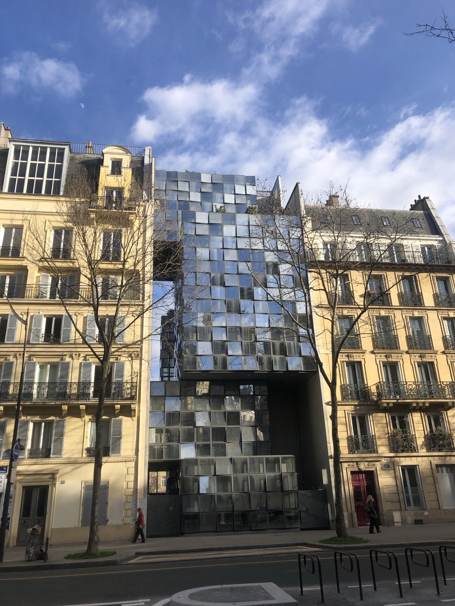Carnage architectural en plein Paris, boulevard Saint Michel.
On dirait un vulgaire programme immobilier des années 1980 mais c’est bien un héritage de l’ère Hidalgo : l’immeuble a été construit en 2021