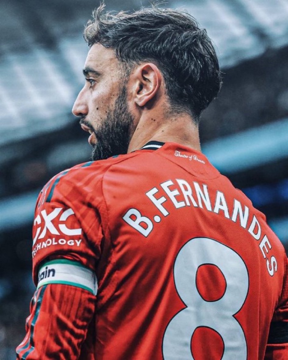SimplyUtd's tweet photo. 🚨𝐁𝐑𝐄𝐀𝐊𝐈𝐍𝐆!

Bruno Fernandes has become only the third player in the history of Manchester United to record 100+ goals and 100+ assists for the club. ⚽️🅰️ https://t.co/Ayj2bLthei