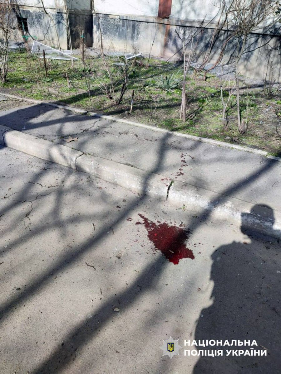 pogrebeckij's tweet photo. Калюжі крові на місці загибелі людей у Корабельному районі ��ерсону😢

У поліції встановили  що дві жінки 77 років загинули на місці, ще одна 85-річна жінка та 63-річний чоловік померли в лікарні https://t.co/y2VQrMsloH