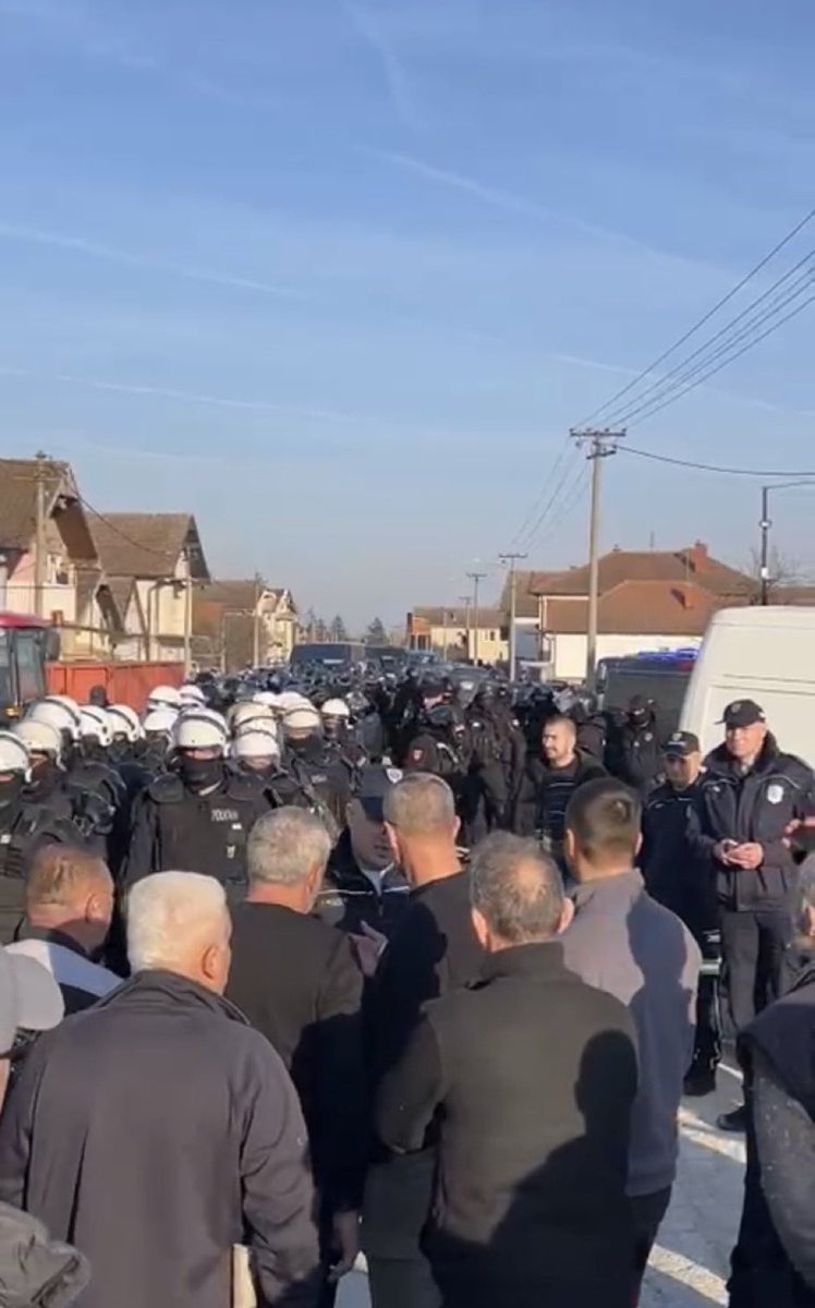 Godina nije ni počela, a već imamo sliku godine, poljoprivrednici na graničnom prelazu Pavlovića most. Ruka koja nas hrani stoji naspram ruke koja nas bije, zatvara i služi diktatoru kako bi primenio silu zarad sebe, svoje koristi i još nekoliko stotina njih, dok cela zemlja grca