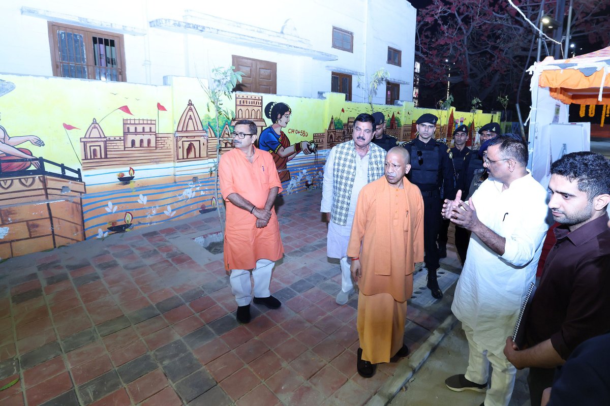 myogioffice's tweet photo. मुख्यमंत्री श्री @myogiadityanath जी महाराज ने आज वाराणसी में निर्माणाधीन मेडिकल कॉलेज व पुलिस लाईन स्थित पुलिस संग्रहालय का निरीक्षण एवं अवलोकन किया।

इस अवसर पर महाराज जी ने सिगरा स्टेडियम के निकट चल रहे निर्माण कार्यों का भी निरीक्षण कर अधिकारियों को आवश्यक दिशा-निर्देश दिए। https://t.co/oz2xCLNlO2