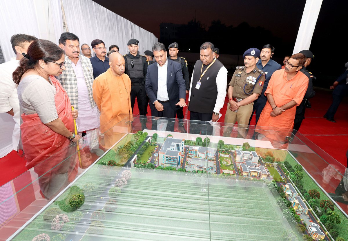 myogioffice's tweet photo. मुख्यमंत्री श्री @myogiadityanath जी महाराज ने आज वाराणसी में निर्माणाधीन मेडिकल कॉलेज व पुलिस लाईन स्थित पुलिस संग्रहालय का निरीक्षण एवं अवलोकन किया।

इस अवसर पर महाराज जी ने सिगरा स्टेडियम के निकट चल रहे निर्माण कार्यों का भी निरीक्षण कर अधिकारियों को आवश्यक दिशा-निर्देश दिए। https://t.co/oz2xCLNlO2