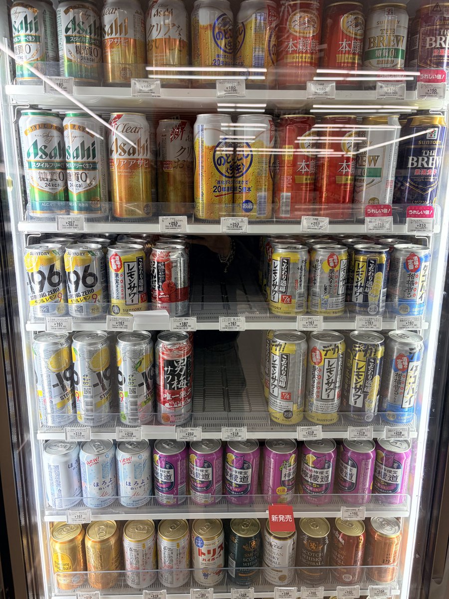 每次进日本便利店，看到冰柜里的啤酒五花八门种类，因此导致每次都要在这个区域驻足停留很久。🥲 有没有人跟我一样的•ᴗ•💧
