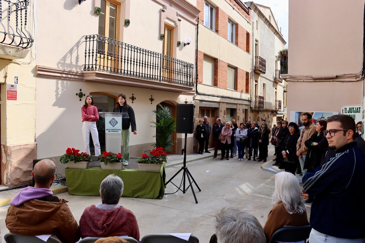 HoPierola's tweet photo. 🟦📸 ARXIU MUNICIPAL | Imatges de l'acte d'inauguració de l'arxiu municipal Francesc Valls-Junyent, celebrat aquest diumenge al migdia al carrer Església, davant el nou equipament municipal, amb l'assistència d'un gran nombre de veïns i veïnes.

#hopierola @GemmaFabres https://t.co/8tntMl6kfP