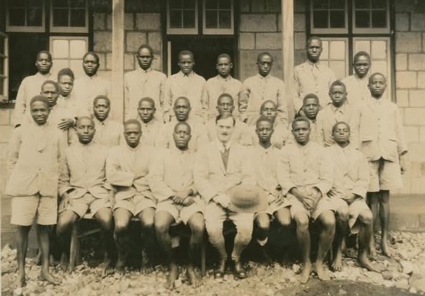 100YearsAgoLive's tweet photo. The Alliance High School, Kikuyu (AHS) opens its doors, becoming the first school in Kenya to offer secondary education to Africans. https://t.co/ZtgdHxers0