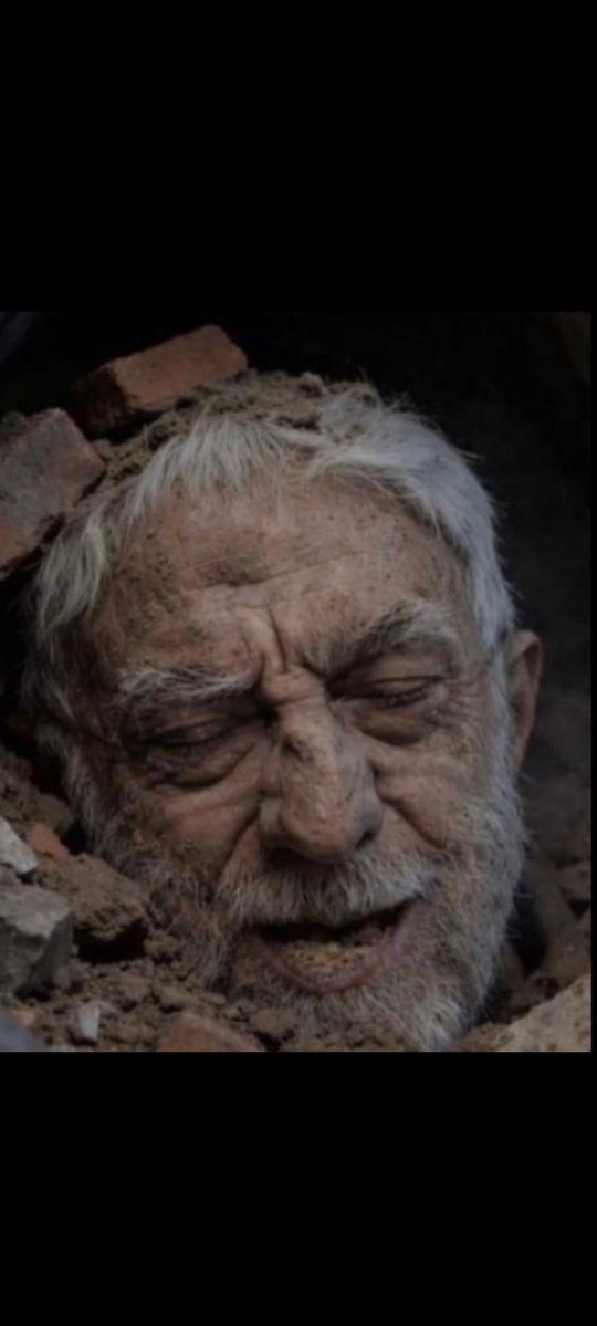 O yıkıntıların altında yalnızca bir lider mi kaldı, yoksa bütün bir ülke mi ? Onu da zaman gösterecek !!!