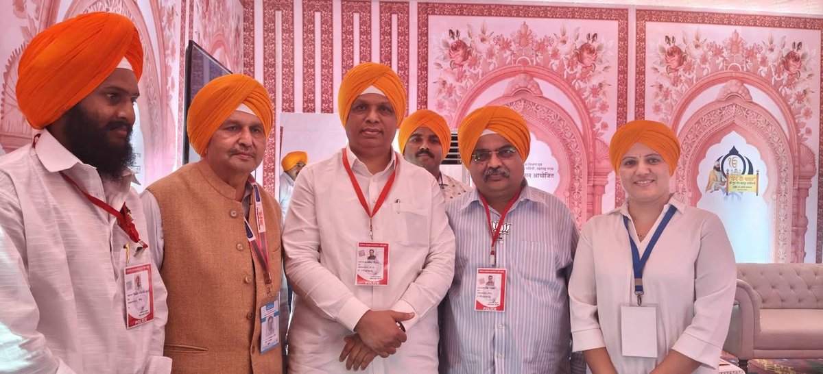 RaviDadaChavan's tweet photo. ‘हिंद-दी-चादर’ गुरु तेग बहादूर साहिबजींना मानवंदना 

स्वधर्म, स्वराज्य आणि स्व-संस्कृती यांच्या रक्षणार्थ आपल्या प्राणांचे बलिदान देणारे ‘हिंद-दी-चादर’ श्री गुरु तेग बहादूर साहिबजी यांच्या ३५० वा शहीदी समागम केंद्रीय गृह तथा सहकार मंत्री अमितभाई शाह यांच्या प्रमुख उपस्थितीत खारघर येथे पार पडला. यावेळी उपस्थित राहून श्री गुरु तेग बहादूर साहिबजी यांना अभिवादन केले. 

याप्रसंगी आदरणीय मुख्यमंत्री देवेंद्रजी फडणवीस, उपमुख्यमंत्री एकनाथ शिंदे आणि उपमुख्यमंत्री सुनेत्रा पवार, मंत्री आशिष शेलार, मंत्री मंगलप्रभात लोढा, मंत्री गिरीष महाजन, मंत्री गणेश नाईक, मंत्री संजय राठोड, राज्यमंत्री माधुरी मिसाळ, आमदार बाबूसिंह महाराज राठोड, शीख धर्मगुरु बाबा हरनाम सिंह खालसा व इतर मान्यवर उपस्थित होते.

#HindDiChadar #350thShahidiSamagam
#Shikhism
