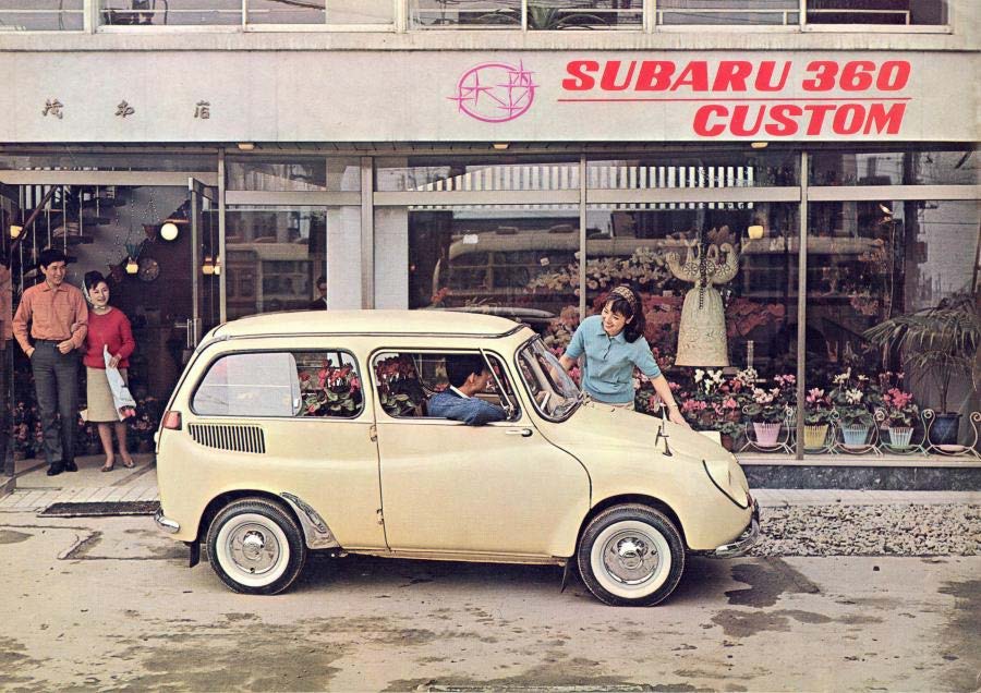 combat_rec's tweet photo. 自動車のカタログを見まくってたら一日が終わった。1960年代～1970年代前半くらいまでの広告は夢と希望に溢れている。広告は時代の鏡。庶民が希望を持てる社会であり自動車はその象徴だったということだろう。61年、65年、66年、70年。 https://t.co/L7j2HbZnN8
