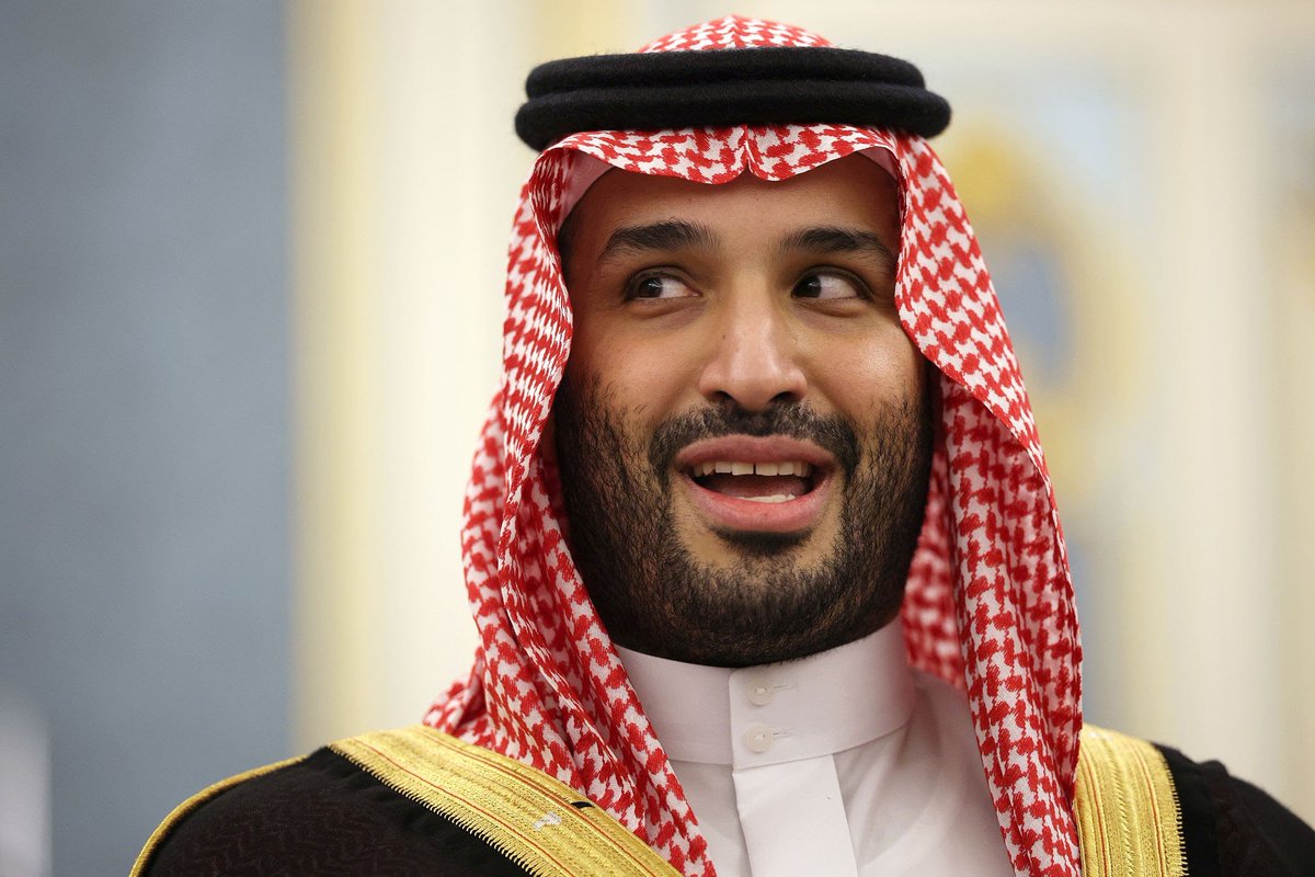 SherifOsmanClub's tweet photo. ملخص مقال الواشنطن بوست الذي فضح محمد بن سلمان و علاقته ببداية الحرب 
ساهمت الضغوط السعودية والإسرائيلية في دفع ترامب إلى مهاجمة إيران
كواليس القرار والدوافع
دور الحلفاء: كشف التقرير أن ضغوطاً مكثفة من إسرائيل والسعودية لعبت دوراً حاسماً في دفع الرئيس ترامب لاتخاذ قرار الهجوم.

تحركات سعودية: أجرى ولي العهد السعودي الأمير محمد بن سلمان اتصالات خاصة بترامب للحث على الضربة، محذراً من أن إيران ستصبح أكثر خطورة إذا لم يتم التحرك الآن، رغم التصريحات السعودية العلنية التي كانت تدعو للحلول الدبلوماسية.

الموقف الاستخباراتي: جاء الهجوم رغم تقديرات استخباراتية أمريكية أفادت بعدم وجود "تهديد وثيق" مباشر للأراضي الأمريكية من جانب إيران في الوقت الحالي.

تفاصيل الهجوم والنتائج الأولية
اغتيال القيادة: أسفرت الحملة الجوية المكثفة في ساعتها الأولى عن مقتل المرشد الأعلى الإيراني علي خامنئي وعدد من كبار المسؤولين.

طبيعة العملية: يمثل الهجوم تحولاً جذرياً في السياسة الأمريكية، حيث انتقل من الضربات المحدودة إلى محاولة صريحة لـ "تغيير النظام" في دولة يقطنها 90 مليون نسمة.

الرد الإيراني: شنت إيران هجمات انتقامية استهدفت إسرائيل ودولاً عربية (منها السعودية) فور وقوع الضربات الأولى.

المواقف الداخلية في واشنطن
إدارة ترامب: دافع ترامب عن القرار بوصفه "انتقاماً لعقود من الصراع"، مشيراً إلى أحداث قديمة مثل أزمة الرهائن عام 1979 وتفجير ثكنات المارينز في بيروت عام 1983.

المعارضة الديمقراطية: انتقد ديمقراطيون، مثل السيناتور مارك وارنر، غياب الأدلة حول وجود تهديد وشيك يستدعي حرباً بهذا الحجم.

استراتيجية "الجو فقط": يعتمد ترامب على القوة الجوية والصاروخية فقط، مع التزامه المتكرر بعدم إرسال قوات برية ("boots on the ground").

التحديات الراهنة
يواجه ترامب الآن مخاطرة كبيرة فيما إذا كانت الضربات الجوية وحدها قادرة على تحقيق أهداف سياسية مستقرة على الأرض أو تنصيب نظام جديد موالٍ للولايات المتحدة.

تستمر التحذيرات من تداعيات اقتصادية وأمنية واسعة قد تطال أسعار الطاقة والأمن الإقليمي.