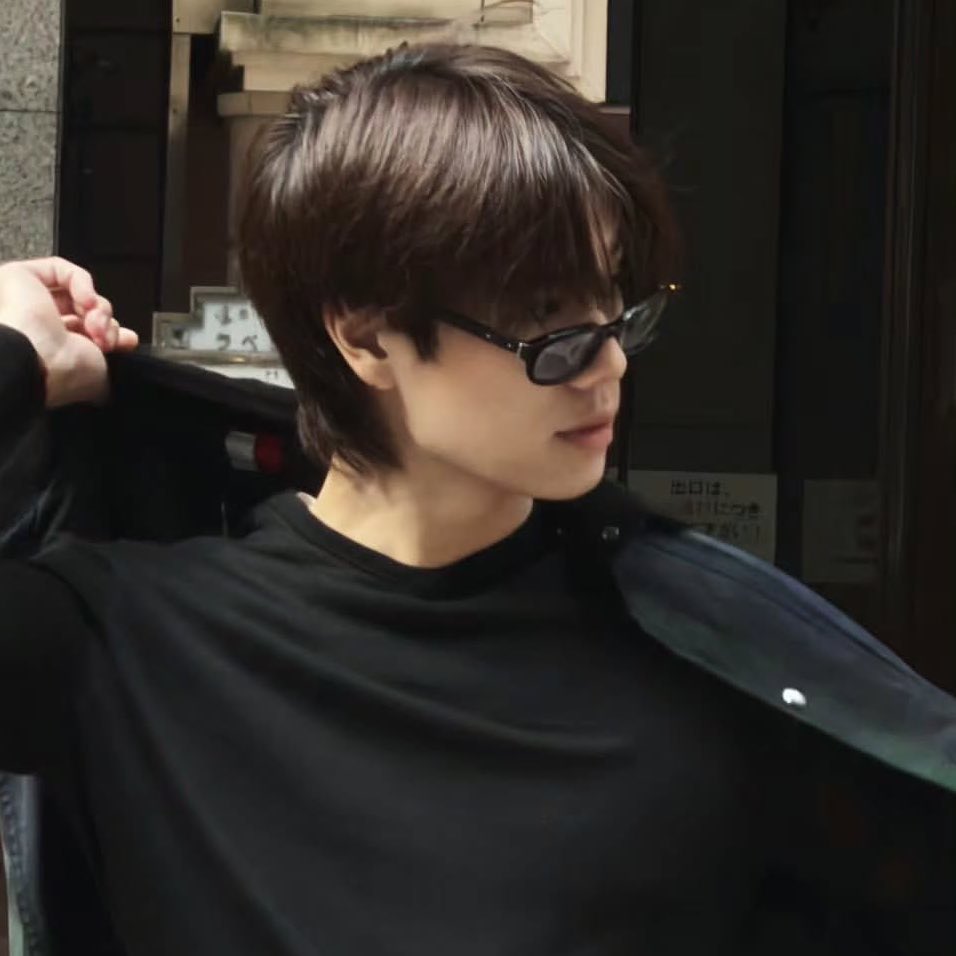 คือใบหน้าภูวินควรได้รางวัลอะไรซักอย่างบนโลกใบนี้อะ มันขนาดนี้ได้ไง บุคคลที่ หน้าหล่อมากๆ แต่ก็หน้าหวานด้วย ตากลม ปากนิด จมูกหน่อย ทั้งหมดคือรวมกันแบบลงตัวบนใบหน้าที่เรียวยาวของฮีอะ ค่อนข้างอึ้งว่าคนเรามันหน้าเป๊ะแบบไม่มีจุดบอดได้ขนาดนี้เลยหรอ จะหันด้านไหนก็รอดหมดอะ