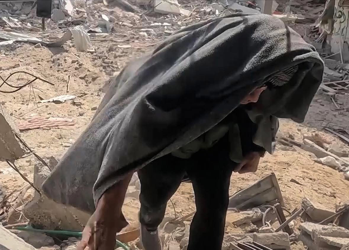 ThisahmedR's tweet photo. A simple blanket hid him from the watch of the world’s most powerful intelligence services and its most sophisticated surveillance for more than a year. He walked among the ruins, leading his men and advancing at the front lines himself, guiding his fighters and standing among them.

May Allah's mercy be upon the man with the staff. May His mercy be upon the man wrapped in the blanket.