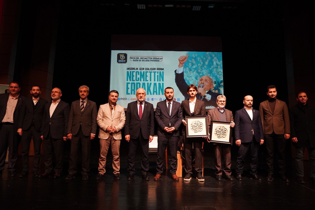 AGDSamsunSubesi's tweet photo. Bugün içinde bulunduğumuz hali artık genç,yaşlı,tanıyan,tanımayan herkesin bir o bildi dediği Erbakan Hocamızı anma ve anlama programımızı gerçekleştirdik.Erbakan hocamıza hasret gönüllerin buluştuğu programımızda vefa ve samimiyetle bir araya gelindi. https://t.co/88VNHRpdzb