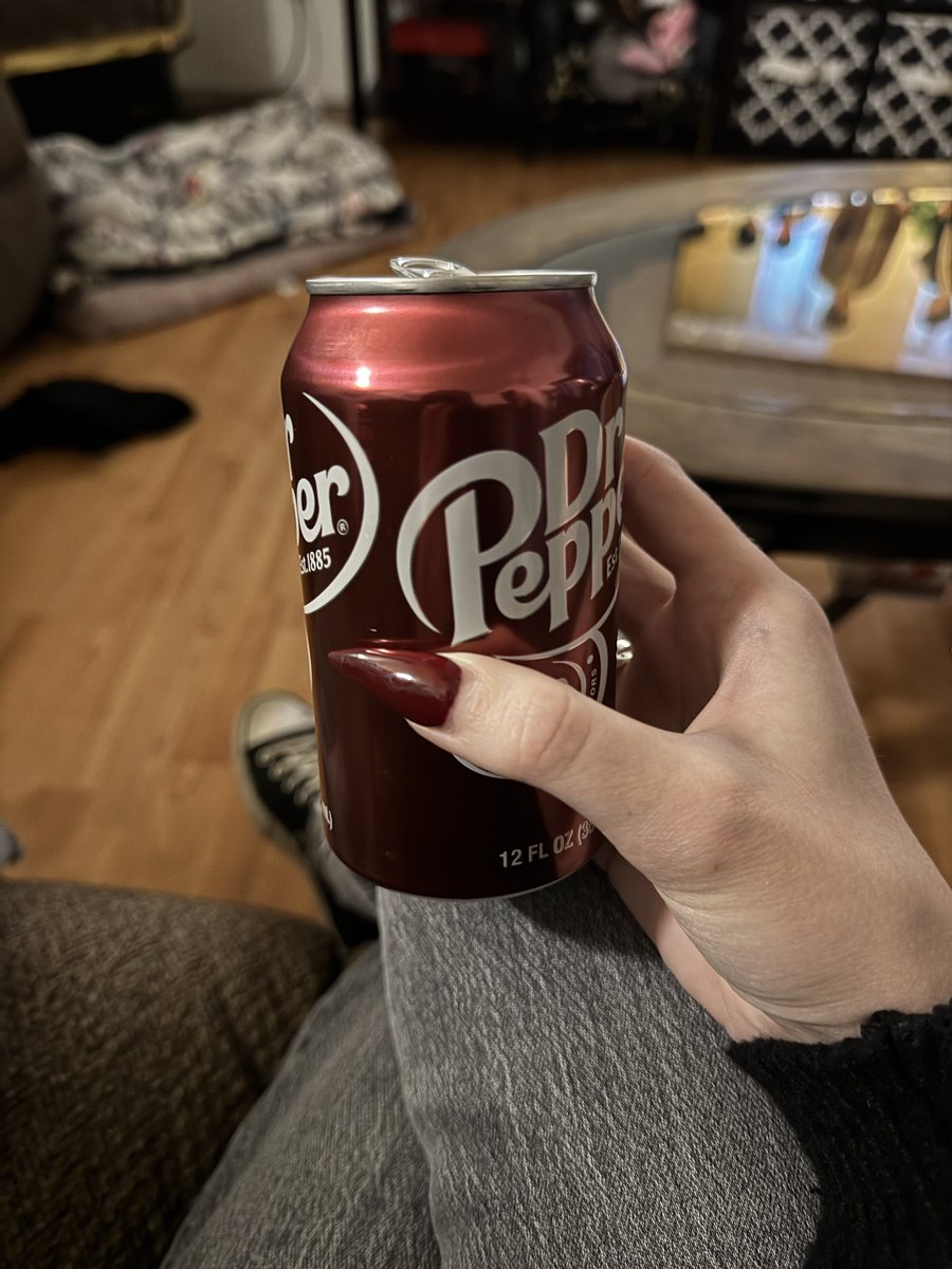 luverguts's tweet photo. moment of appreciation for my nail tech accidentally color-matching dr. pepper https://t.co/L1XqqGm0sJ