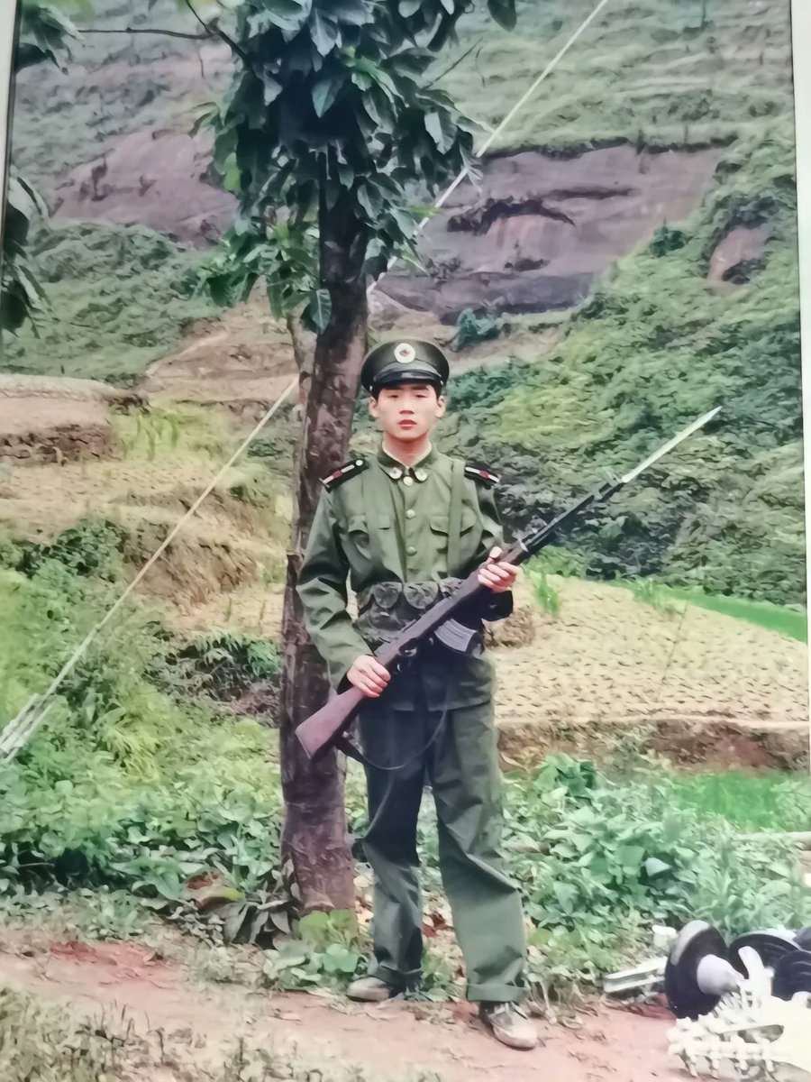 Type56AK47's tweet photo. These photo of Chinese militia in 2000. The militiamen in the photo are holding Type 63 automatic rifles, wearing the standard uniform of the People's Armed Forces, and equipped with Type 63 7-cell chest rigs. A relatively rare combination.
#Military #Type56 #AK47 #China #History #Gear #PLA