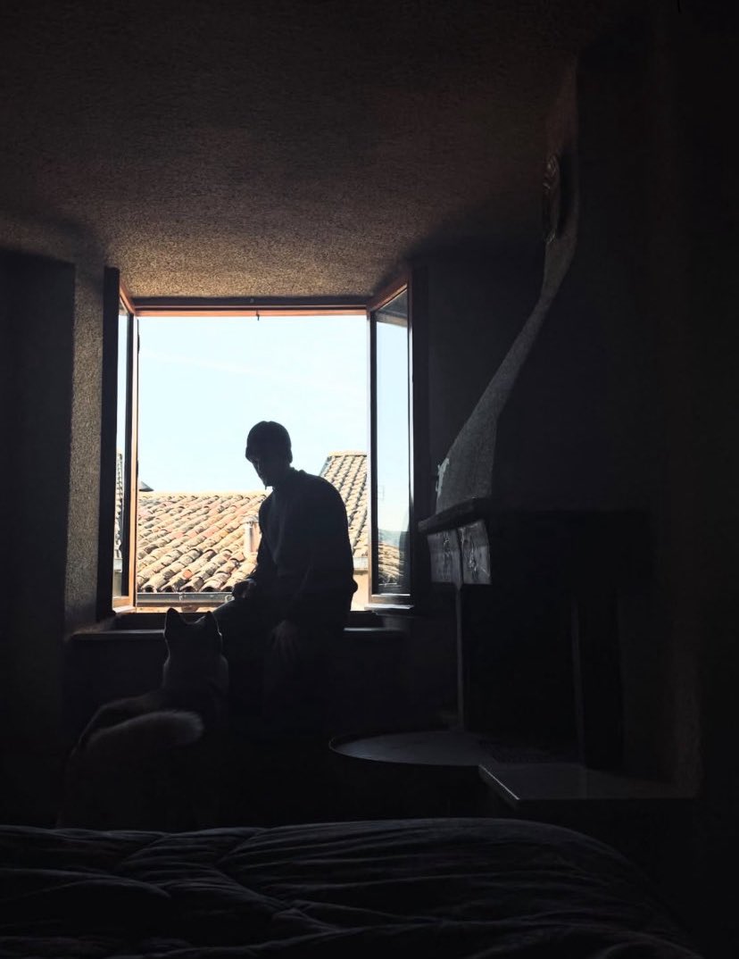 daria_176's tweet photo. non scatta foto, custodisce attimi. immortala e sceglie di condividere la semplicità, perché è lì che vive la sua felicità. ogni immagine è un grazie silenzioso alla vita per l’amore che oggi, finalmente, la fa sorridere davvero♥️
#jonita https://t.co/vcysHa9ljt