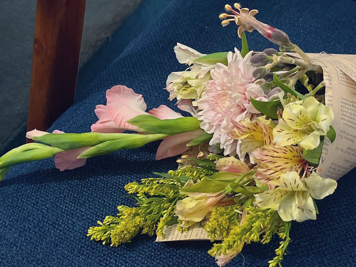 have a flower♡ ( づ🌷