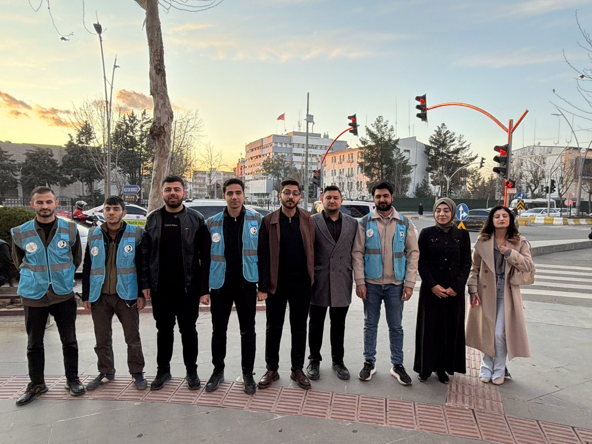 #İftara5Kala 🌙

Akşamın en güzel anına saniyeler kala; yollarda, ışıklarda iftara yetişemeyen kardeşlerimizin yanındayız.