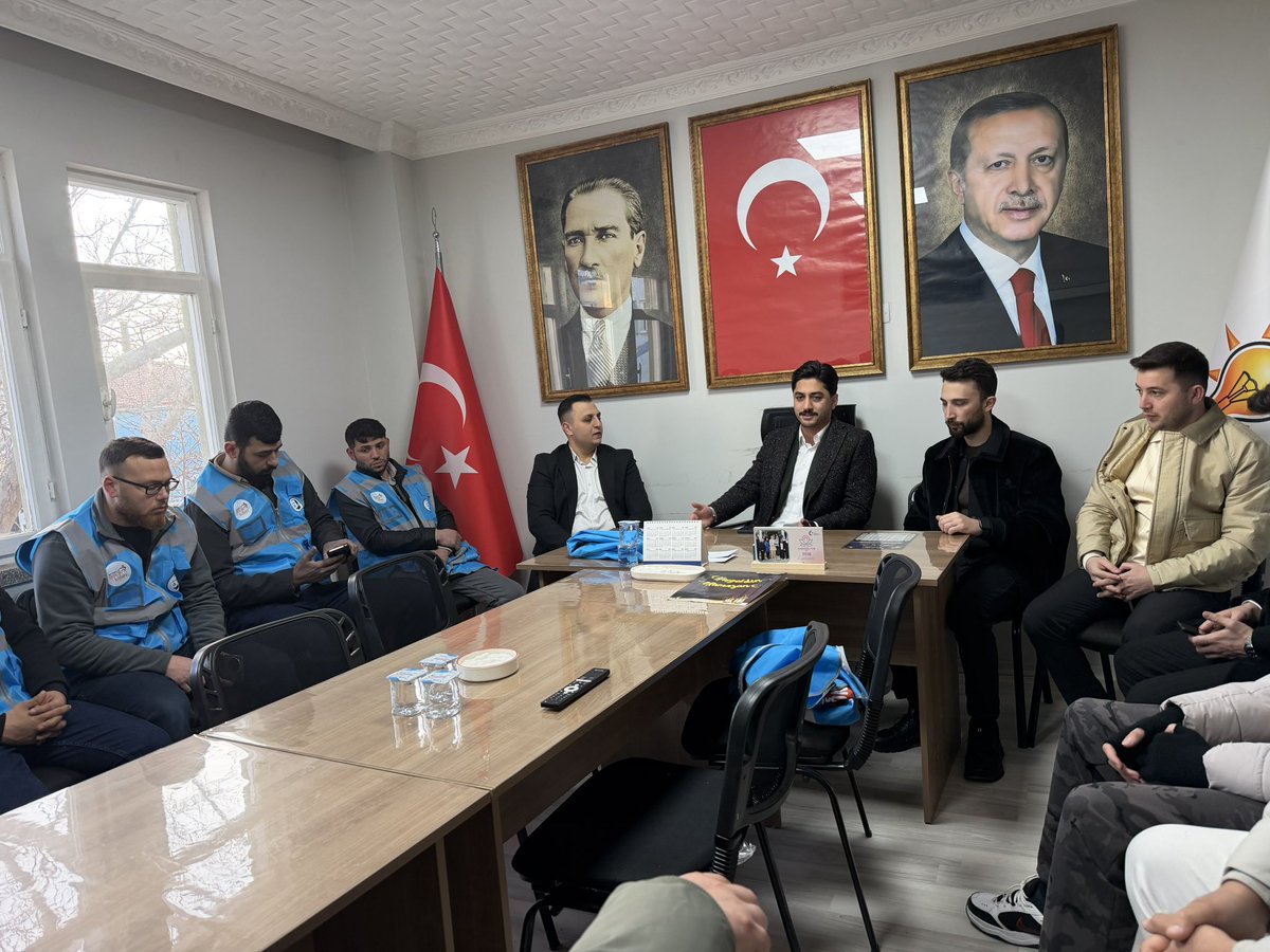 AkGenclikAfyon's tweet photo. 📍Çobanlar

MKYK Üyemiz Kadir Can Sezgin ve kıymetli teşkilat mensuplarımızla birlikte Çobanlar İlçe Başkanlığımızı ziyaret ettik.

Birlik ve beraberlik içerisinde yürüttüğümüz çalışmalarımızı istişare ederek, sahadaki gayretimizi ve hedeflerimizi değerlendirdik. Dava bilinciyle, aynı heyecan ve kararlılıkla yol yürümeye devam ediyoruz.

Bizleri misafir eden İlçe Gençlik Kolları Başkanımız Emre Kadir Uysal’a ve kıymetli teşkilatımıza teşekkür ediyor, çalışmalarında muvaffakiyetler diliyoruz.

Birliğimiz daim, muhabbetimiz kaim olsun. 💫