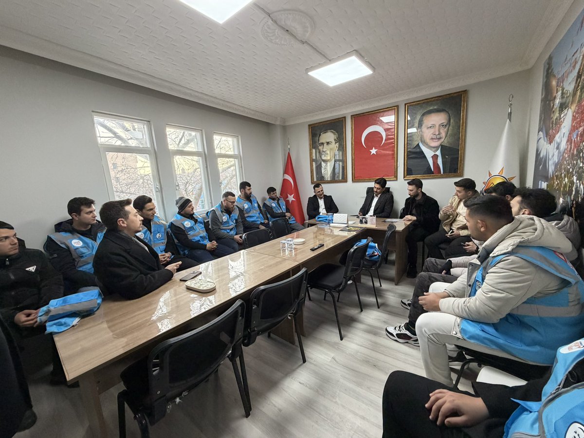 AkGenclikAfyon's tweet photo. 📍Çobanlar

MKYK Üyemiz Kadir Can Sezgin ve kıymetli teşkilat mensuplarımızla birlikte Çobanlar İlçe Başkanlığımızı ziyaret ettik.

Birlik ve beraberlik içerisinde yürüttüğümüz çalışmalarımızı istişare ederek, sahadaki gayretimizi ve hedeflerimizi değerlendirdik. Dava bilinciyle, aynı heyecan ve kararlılıkla yol yürümeye devam ediyoruz.

Bizleri misafir eden İlçe Gençlik Kolları Başkanımız Emre Kadir Uysal’a ve kıymetli teşkilatımıza teşekkür ediyor, çalışmalarında muvaffakiyetler diliyoruz.

Birliğimiz daim, muhabbetimiz kaim olsun. 💫