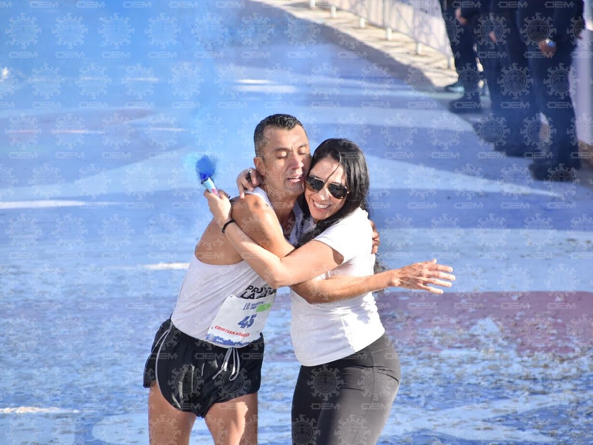 ElSoldeLaLaguna's tweet photo. 🏃 ¡Sorpresa en el #MaratonLala! Al cruzar la meta, Cristian Zamora, de Lerdo, vivió un momento único: su esposa le anunció que será papá de un niño. 👶💙
📸: Antonio Meléndez https://t.co/pAJxWe7Ro4