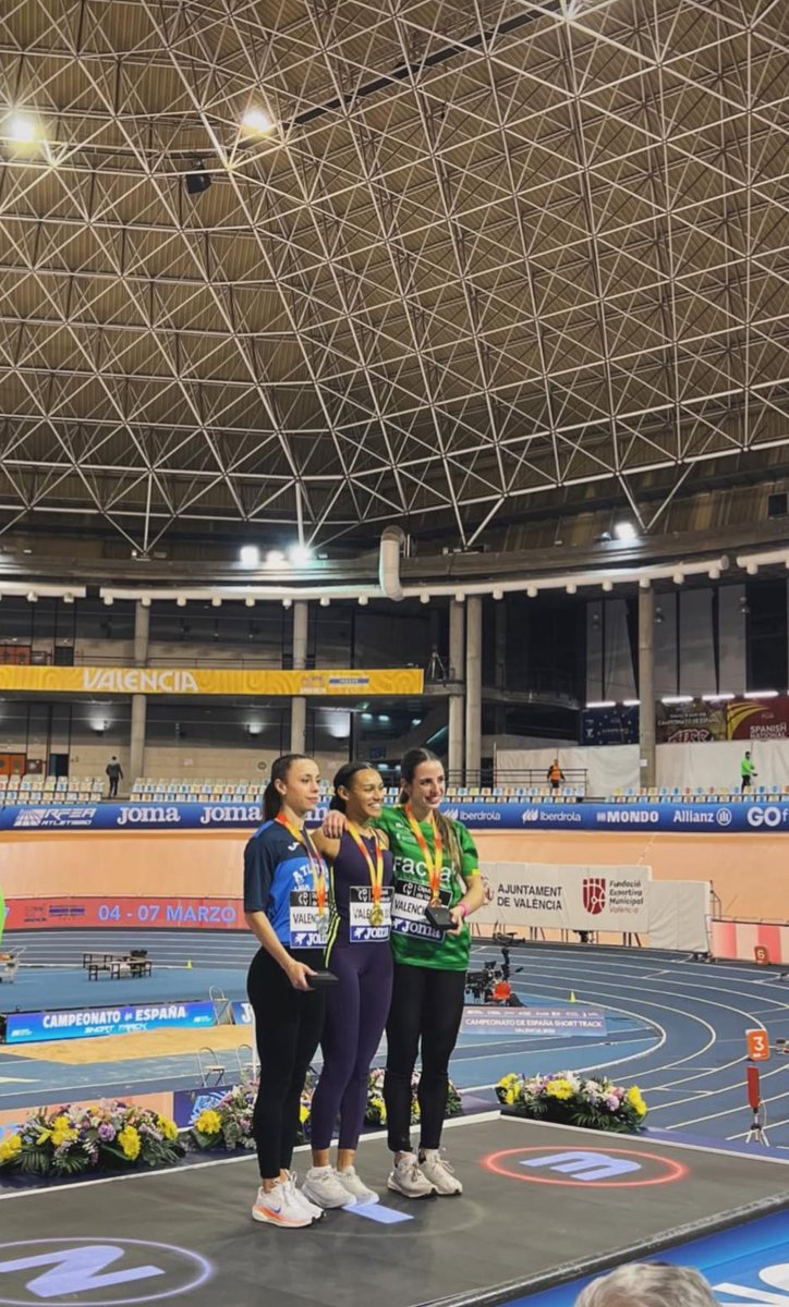 .<a href="/AitanaRodrigo/">Aitana Rodrigo</a> demostrando que es una velocista completa,cierra el círculo estos últimos 12 meses con un bronce 200Pc, un Oro 100m AL y una Plata en 60m este sábado.Siempre al ataque, este fin de semana ha habido que defender la posición. <a href="/Atletiko_SS_atl/">AtleticoSS Atletismo</a> <a href="/TxikiRocky/">Valentin Rocandio</a> Seguimos 💪