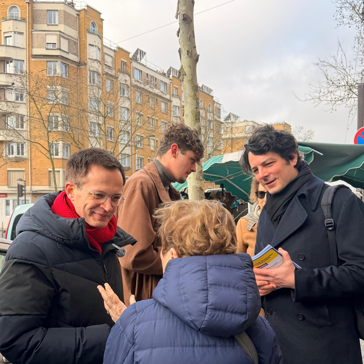 Pyb_Paris14's tweet photo. ✅️ À la rencontre des habitants du 14ème arrondissement au marché Brune ce matin avec Pierre-Yves Bournazel et Félix de Vidas. 
➡️ Les 15 et 22 mars, votons pour le seul véritable projet d'alternance à Paris, votons pour @pybournazel et @FeldeV dans le 14ème. 
#Paris14 https://t.co/ispyYDP2HO