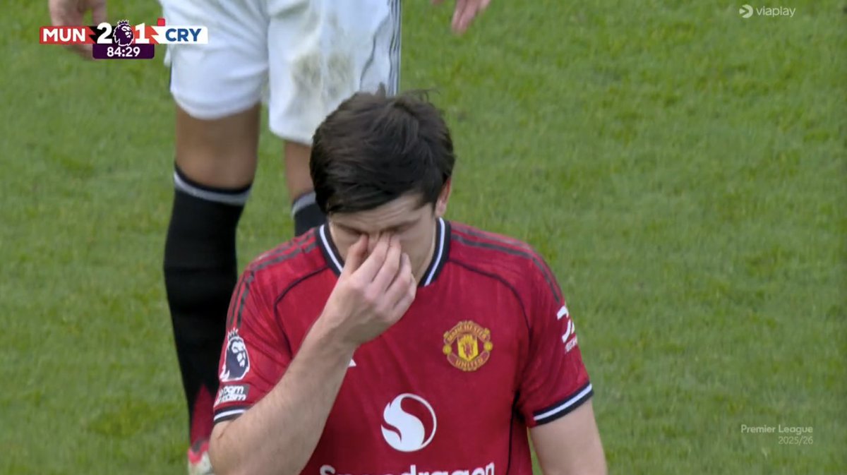 📸 - Harry Maguire is taken off and Old Trafford is giving him a standing ovation.

This is the man who kept standing up after receiving so much hate, this is the man who kept defending the colors of his club no matter what.

This is the man who kept going, the ultimate example.