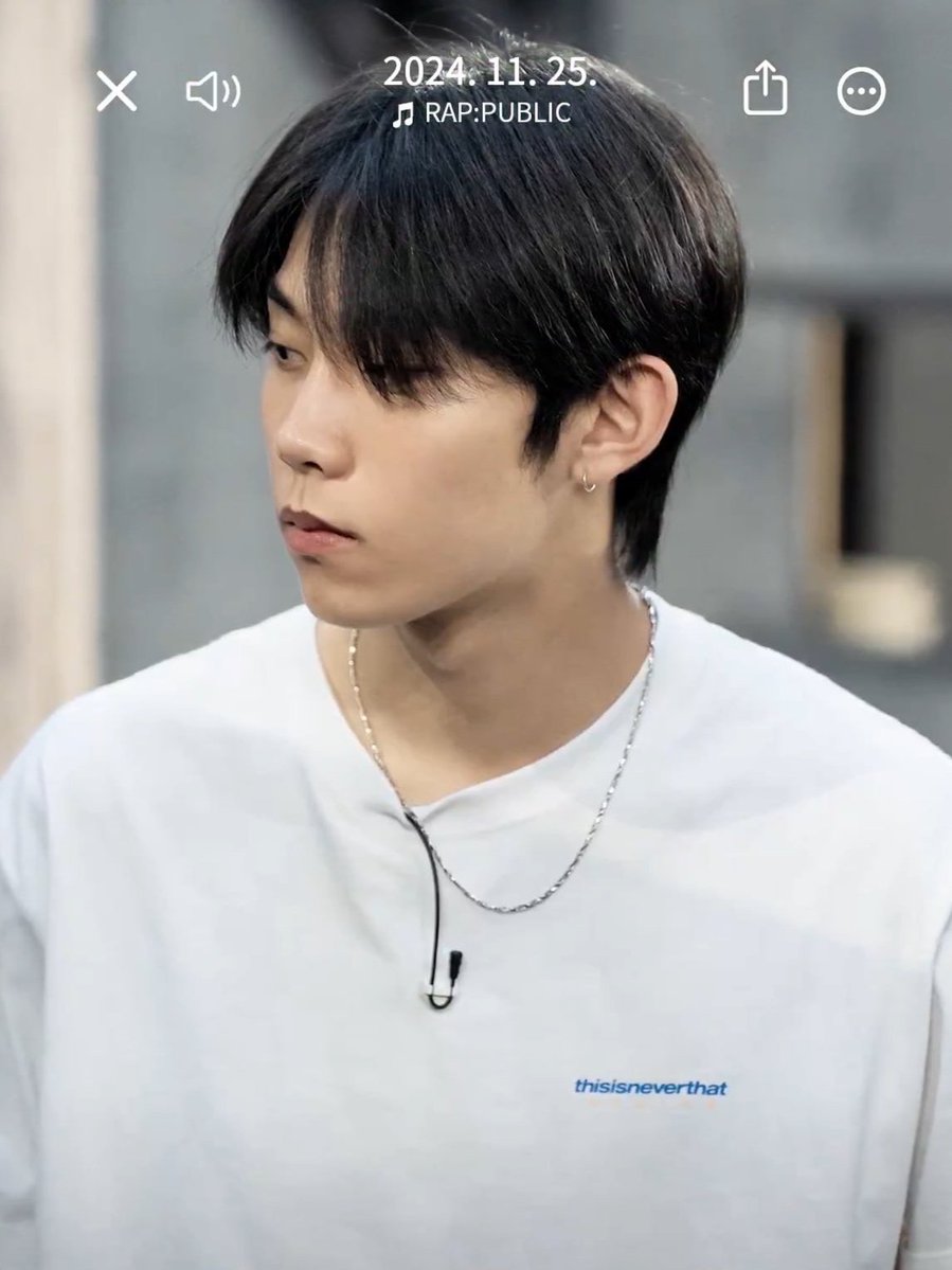 หน้าตาเหมาะกับประโยค เอื้อยค้าบบบบ บักหล่าอยากได้ร้องเท้าสตั๊ดคู่ใหม่ค้าบ