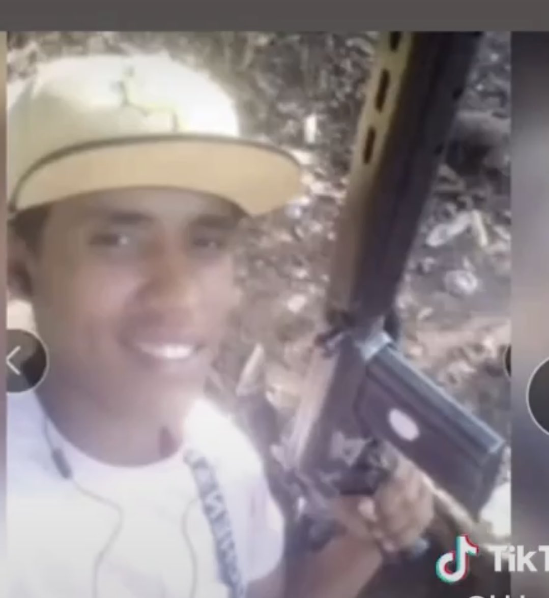 La gobernadora de Aragua, Joana Sánchez, debe explicar por qué su entorno de seguridad está integrado por personas señaladas públicamente por conductas delictivas.
Un estado golpeado por el crimen no puede tener dudas sobre quiénes protegen a sus autoridades.
Aragua merece