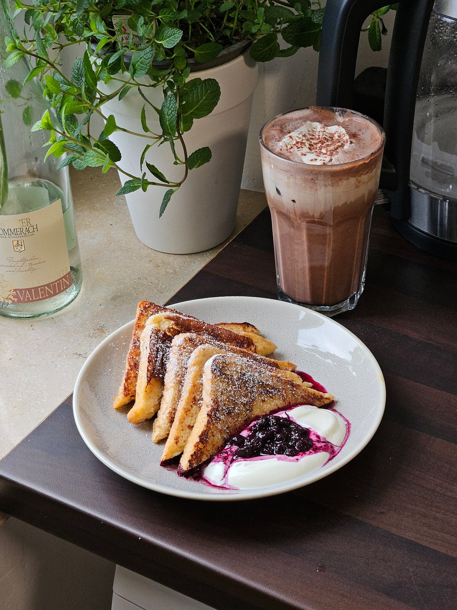tiiyamisu's tweet photo. blueberry french toast and iced chocolate milk with salted cream https://t.co/77U43tPKZf