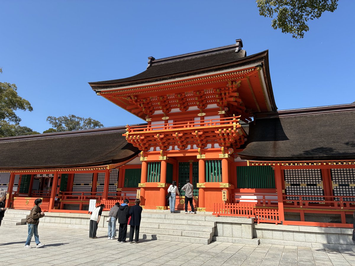 kdm0321's tweet photo. 3月1日　ゆにわ塾 九州詣で部は宇佐神宮を参拝しました。

初めての大分県開催。
宇佐は九州のどこからもアクセスが難しい場所にあるのですが、
遠方の方々は車を乗り合わせて、時間はかかりながらも、はるばる来てくださいました。

花粉は気になりつつも、快晴で気温も高く、境内をとても気持ちよく森林浴ができました。

八幡大神といえば、いつも背筋がシャッキーンとなるような厳しいイメージなのですが、今日は怖い上司が半年に一度くらいで見せるスカッとさわやかな感じで（？）、志高く生きたいと誓えたのでした。

今月は奇しくも、全国各地の詣で部で、八幡宮参拝が多かったようです。

今月からゆにわ塾では、山紫水明の会&ゆにわ経営研究所が始まるので、新たな誓いを立てた方も多かったのではないかと思います。

後半は急な石段を登って、和気清麻呂公を祀る護皇神社を参拝しました。

ランチ会後も、コーヒーやジェラートを買って、ポカポカ陽気のなか屋外のベンチで、次回以降参拝する神社をみんなで吟味していました。