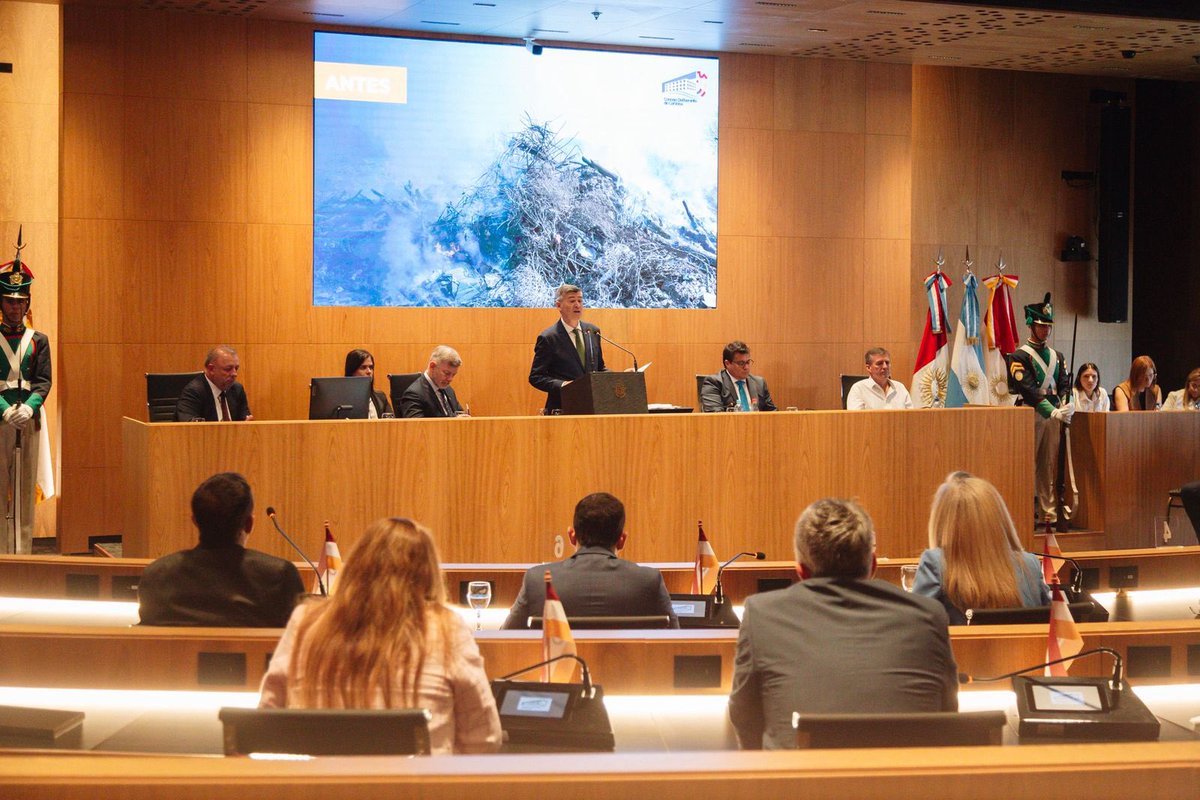 miguelsiciliano's tweet photo. Hoy acompañamos al intendente @PasseriniOk en la apertura de sesiones del Concejo Deliberante 2026.

Escuché a un Intendente decidido a no frenar. A seguir invirtiendo en infraestructura, a sostener el avance de la ciudad y a seguir poniendo a la gente en el centro de cada decisión. Con trabajo en conjunto entre la Municipalidad y la Provincia, junto al gobernador @MartinLlaryora , Córdoba Capital sigue creciendo.

En 2019 muchos la llamaban “la ciudad del abandono”. Te acordás como estaba nuestra ciudad de Córdoba después de varios que FRACASARON y la llevaron a la ruina cuando gobernaron?

Hoy, después de seis años de gestión, la pusimos de pie:
��️ Más de 4000 cuadras arregladas
✔️ Casi 3.000 cuadras asfaltadas y un nuevo plan de asfalto de 800 cuadras nuevas
✔️ Parques recuperados como el parque Sarmiento, Parque Las Heras, nuestra Costanera, parque de la Biodiversidad, entre otros.
✔️ 4 hospitales nuevos pasando de 3 hospitales a 7 hospitales 
✔️ Innovación y modernización del transporte
✔️ Transformamos más de 1200 plazas dejándolas hermosas
✔️Encendimos 180.000 lámparas en la ciudad y estamos llevando a Led la mayoría de los corredores
✔️Inauguramos CPC nuevos para estar más cerca de los vecinos.
✔️Inauguramos los Centros Operativos para descentralizar la obra de mantenimiento.
✔️Logramos con las obras de cloacas terminar con los ríos de aguas servidas que eran parte de lo cotidiano en Córdoba. 
✔️Ordenamos nuestras Ferias haciendo de ellas paseos urbanos y dándole dignidad a nuestra gente

Hoy el intendente nos confirmó el rumbo. Vamos a seguir haciendo! Vamos a seguir transformando! Vamos a seguir trabajando en equipo desde la @MuniCba y el @gobdecordoba sin parar, pese al contexto desfavorable nacional. 

Todo esto y mucho más lo hicimos en solo 6 años de gestión

No fue casualidad. Fue decisión política, trabajo en equipo y compromiso con cada vecino.

Y vamos por más. 💪